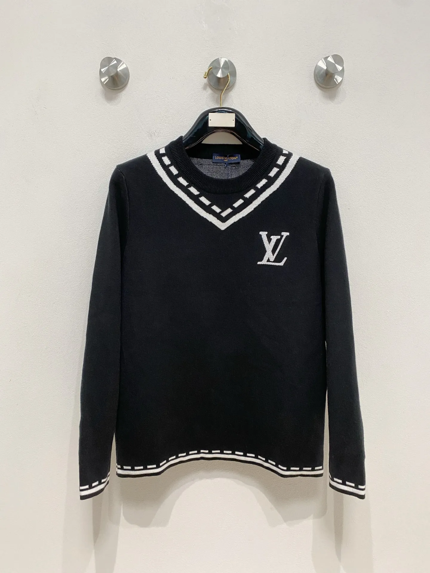 🅿️440 LV V-neck sweater, made of wool blended yarn, has good warmth retention, fluffy and soft, doubles skin care, giving you a lightweight wearing experience. High-quality natural fibers ensure high-quality life. The whole piece adopts solid color single-sided craftsmanship, leaving loose space when fit, solid color plain weave, neat texture, solid color design, durable and high-end. The workmanship is meticulous, fashionable and versatile. The reverse shoulder design is simple and comfortable. At the same time, it uses counter stitching to highlight the quality in the details, making the temperament more low-key, restrained, calm and stylish, and better showing the clean and tidy side of successful men. The collar, cuffs, and hem are made of dense rib weaving, which is tight and elastic, not easy to deform, and highlights the details and texture. Whether worn alone or layered, it can not only give you a warm feeling, but also give you a sophisticated sense of fashion.      Size: M-XXXL